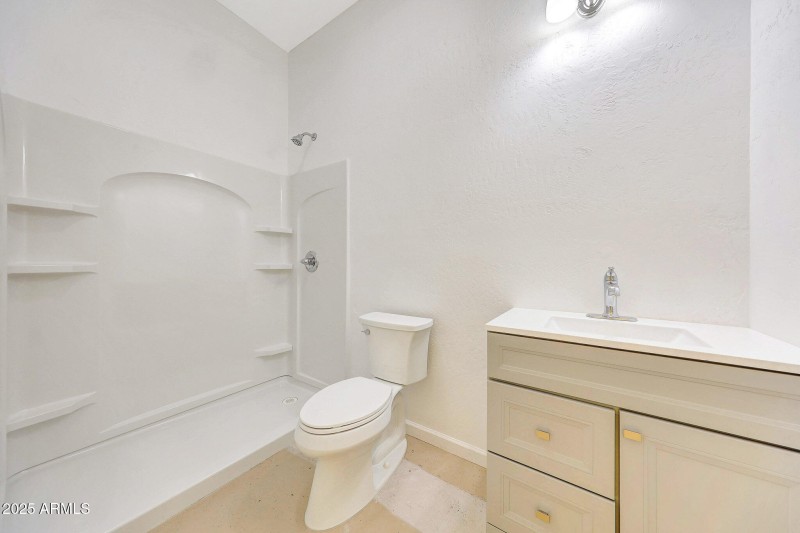 Bath 2 in Casita/Shop