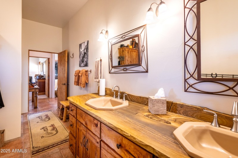 Double Vanities/Main Bathroom