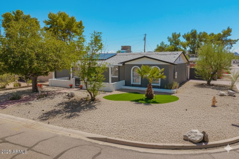 2201 E KINGS Avenue - Front Yard