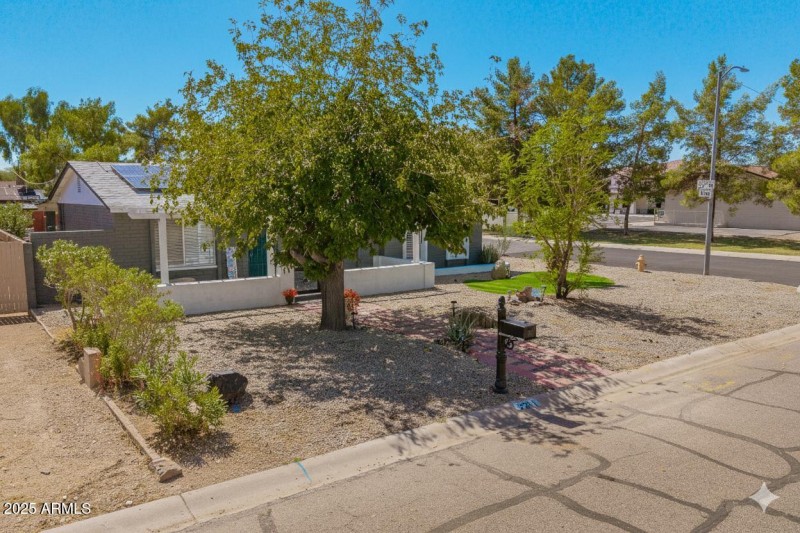 2201 E KINGS Avenue - Front Yard