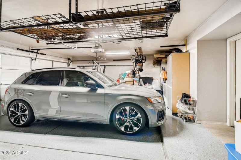 689 S Dodge Street Garage