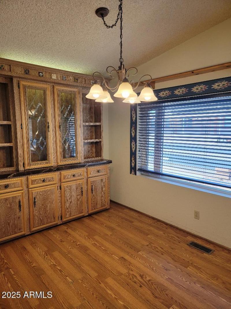 3927 Col dining room