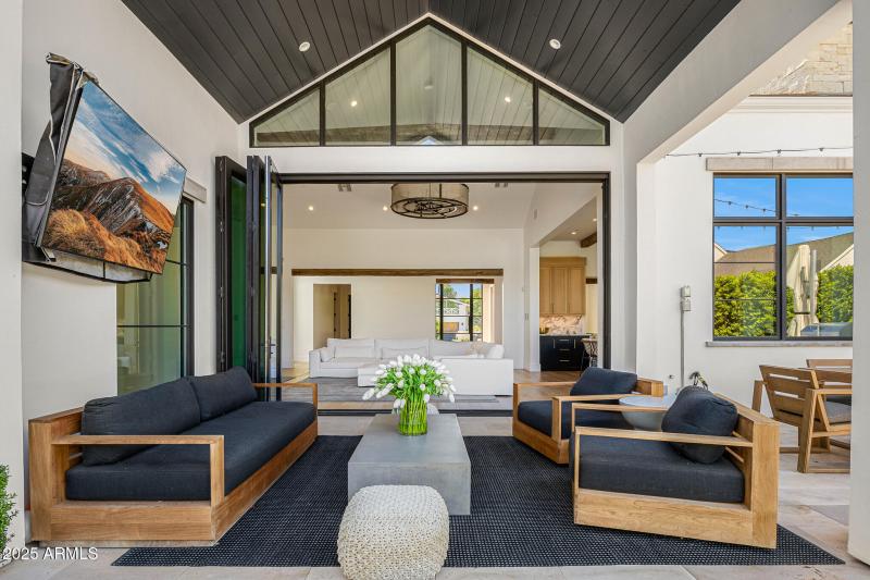 08indoor outdoor living