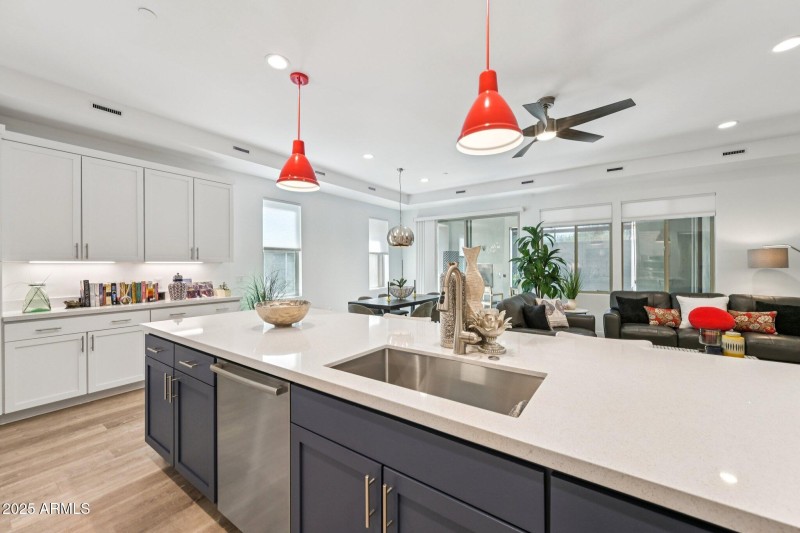 21-web-or-mls-N 136th St-S3009-021