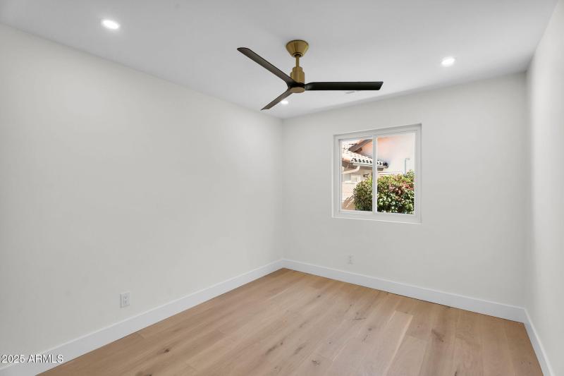 33-web-or-mls-7655 E Windrose Dr - 32