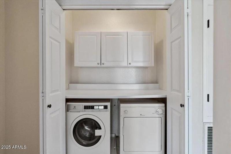 Private Washer Dryer w/folding platform