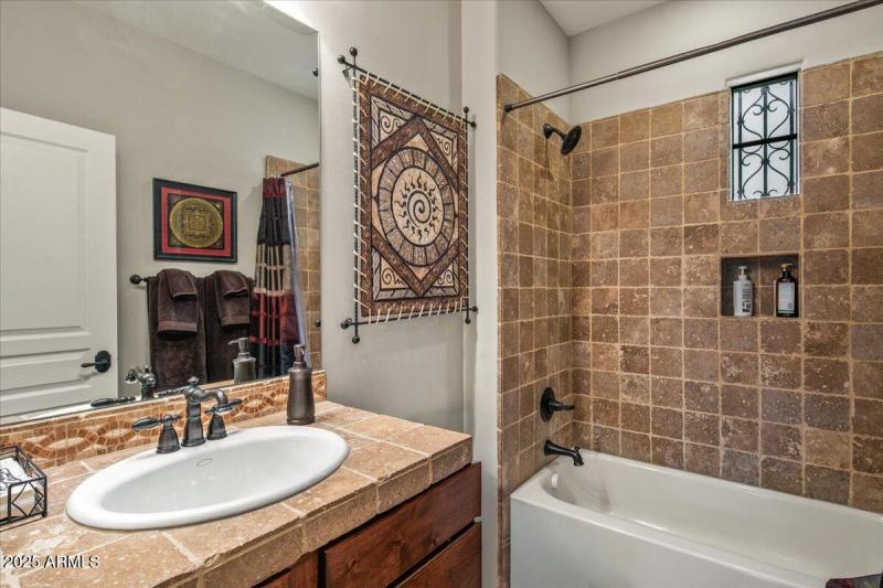 25-Guest Bathroom