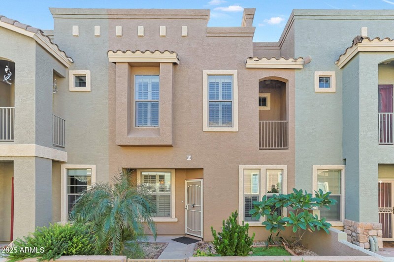 002 Front Entertaining Patio