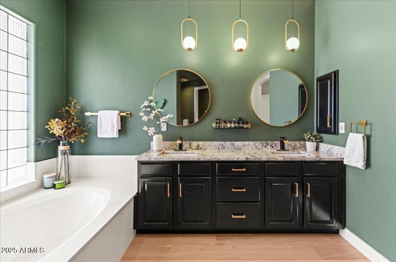 11490 Primary bath 3