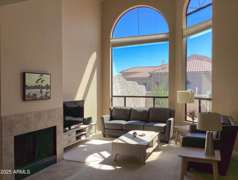 SOARING 22' CEILING IN GREAT ROOM