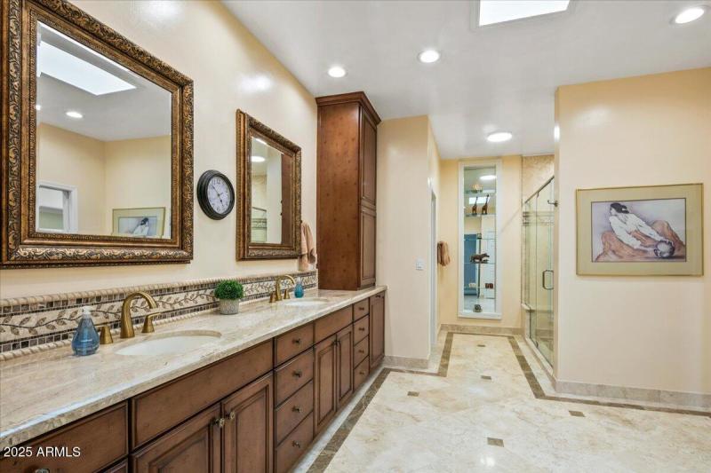 61-Main Floor Primary ensuite bathroom