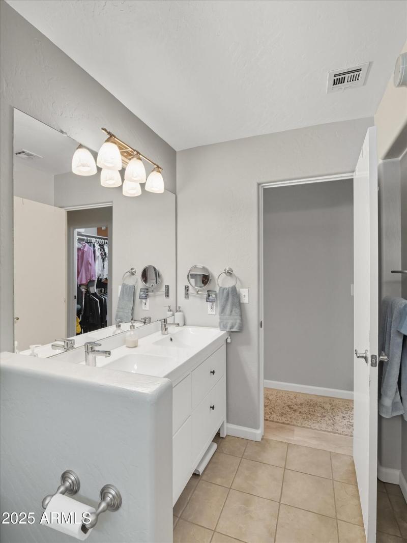 Master Double Sinks-27