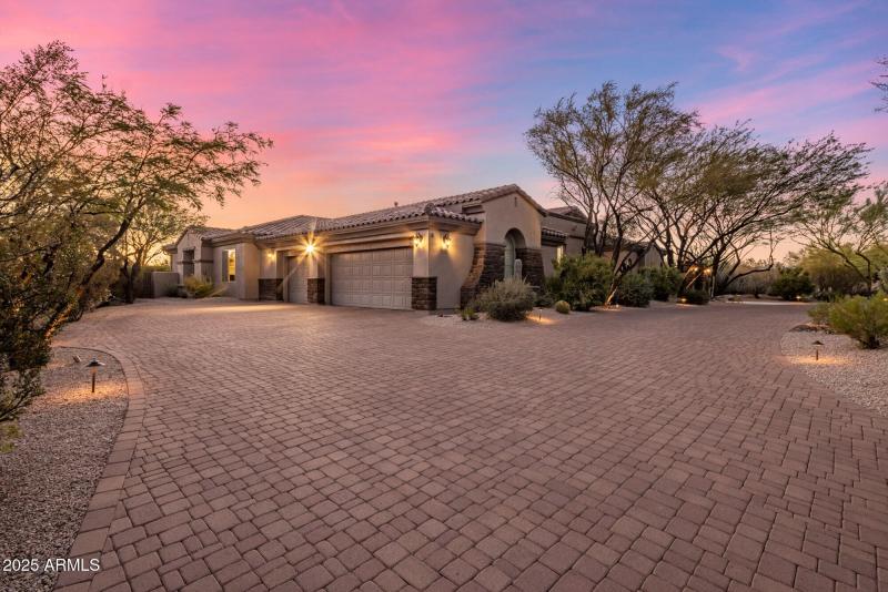 3 Car Garage and Parking For 10