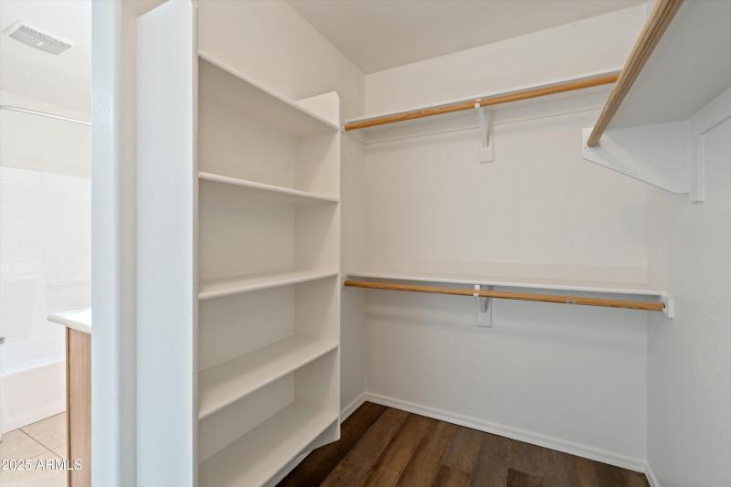 20-Walk-in Closet