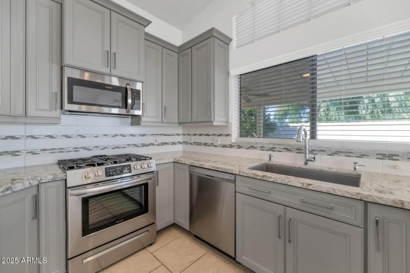 18624 N 39th St-large-011-016-TOD8837-15