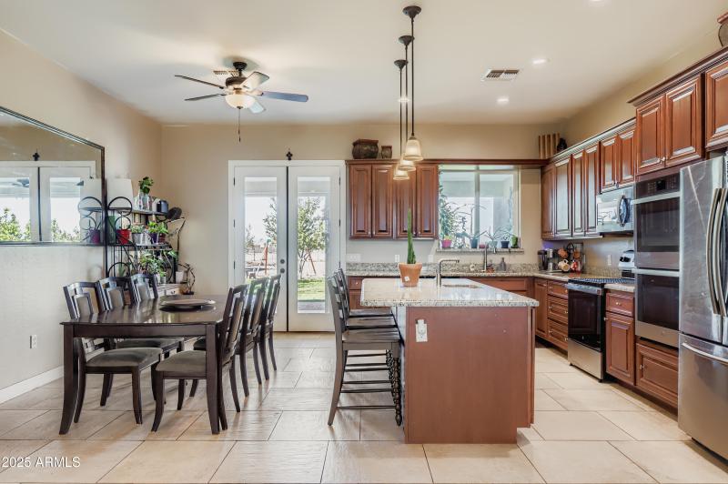 16 Kitchen Feature (1)