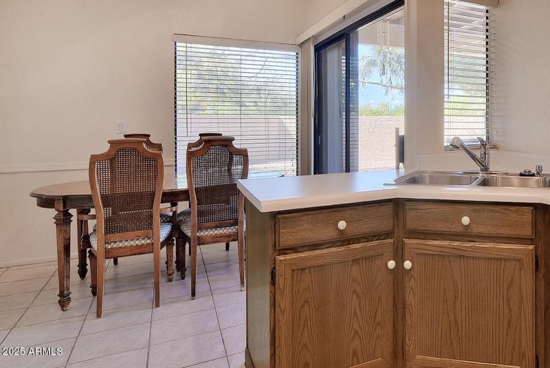 Breakfast room w/backyard access