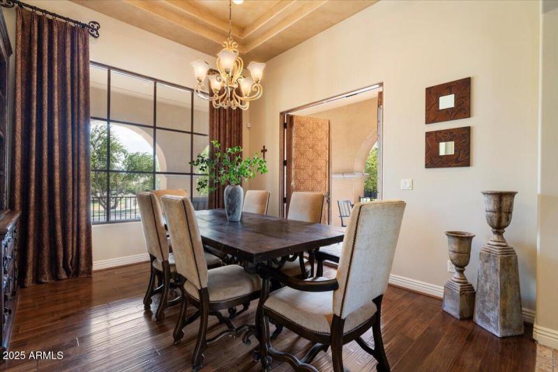 Luxurious Formal Dining Room