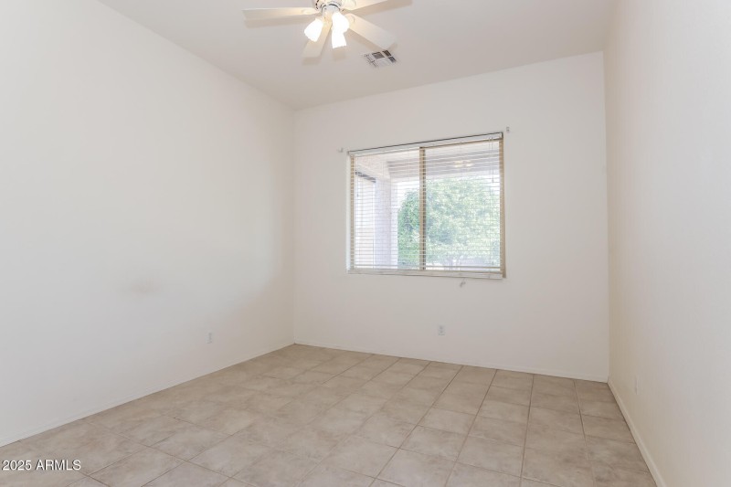 12-photo-Bedroom-db494a2e-bb09-4bc9-9cec