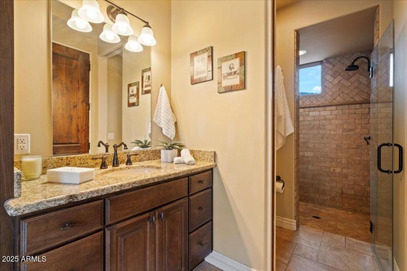 Guest House En Suite Bath