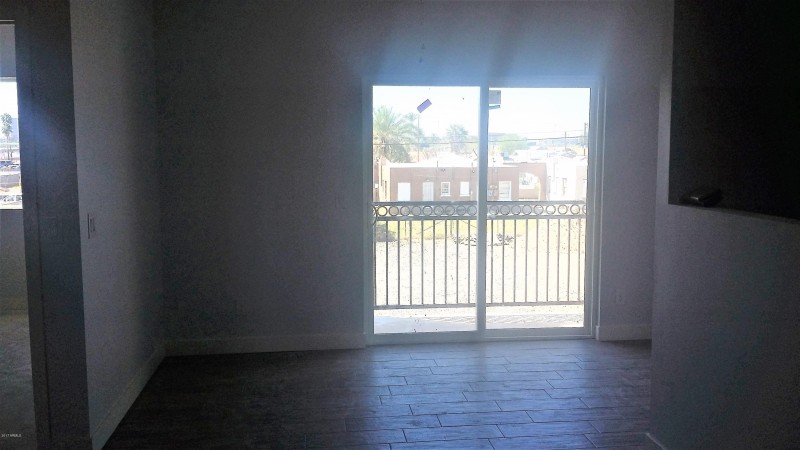 Living room/dining area