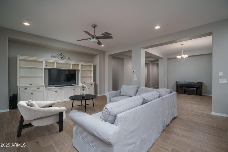 10a) GREAT ROOM VIRTUALLY STAGED