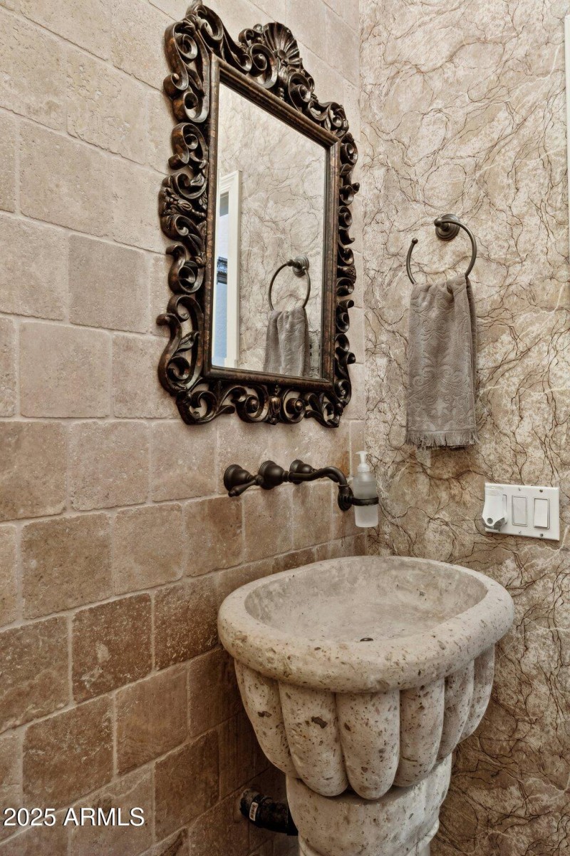 27-web-or-mls-5819-w-abraham-ln