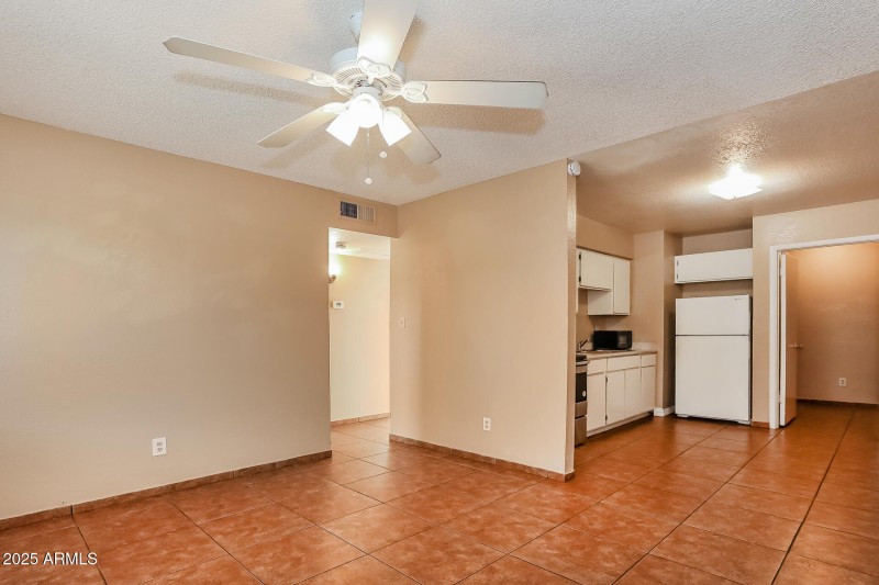 4-photo-Living-Room-e83436a0-59e6-42cb-9