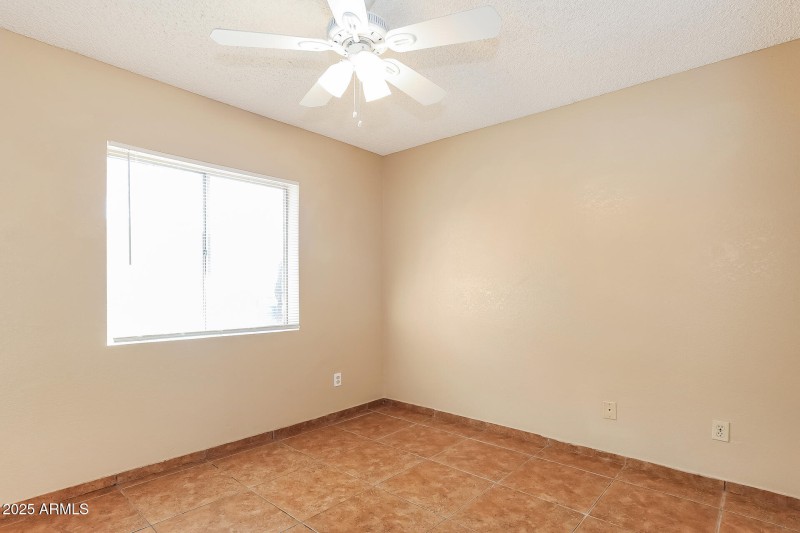 13-photo-Bedroom-dbefa70a-6213-4721-a18e