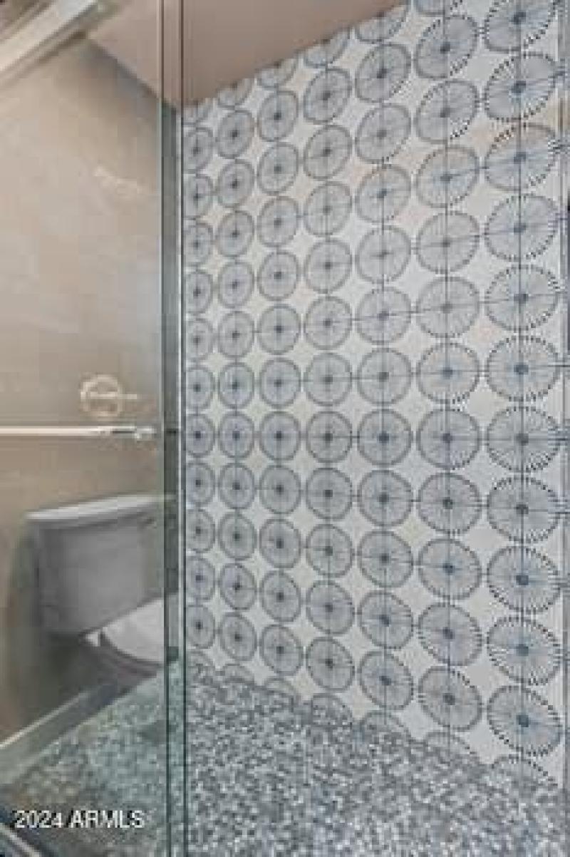 large-0193083a-2368-70b3-8409-2bfe829c3f