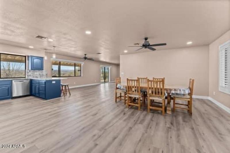 large-0193083a-1f55-73a5-a716-823033cfea