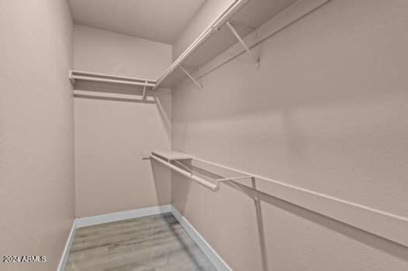 large-0193083a-2290-7056-82ed-de2c37212d