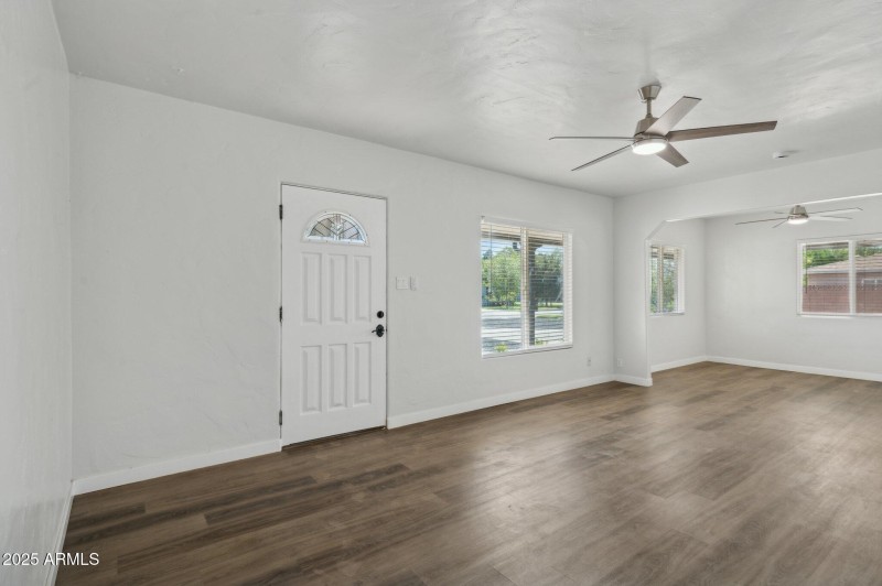 6-web-or-mls-2310-e-amelia-ave