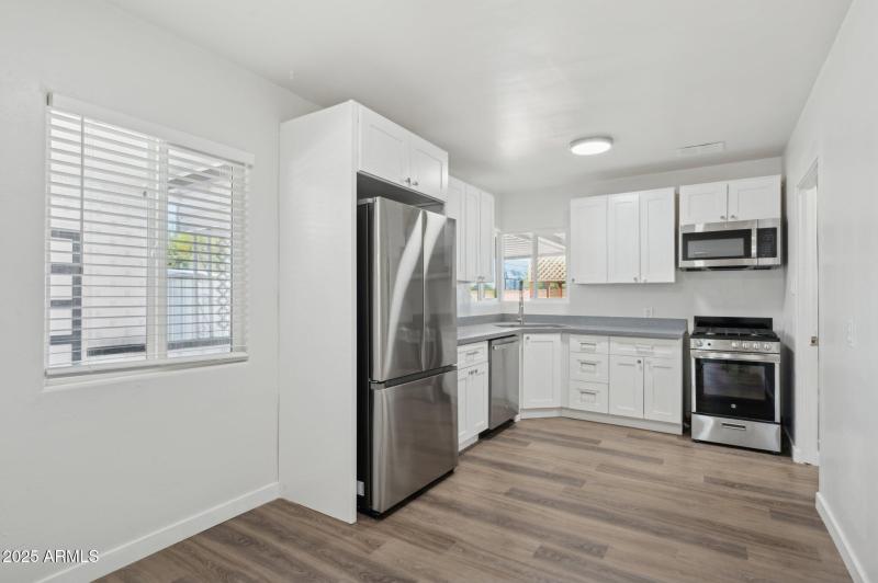 10-web-or-mls-2310-e-amelia-ave