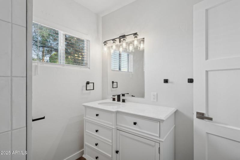 24-web-or-mls-2310-e-amelia-ave