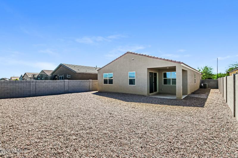 023-photo-rear-view-14849881