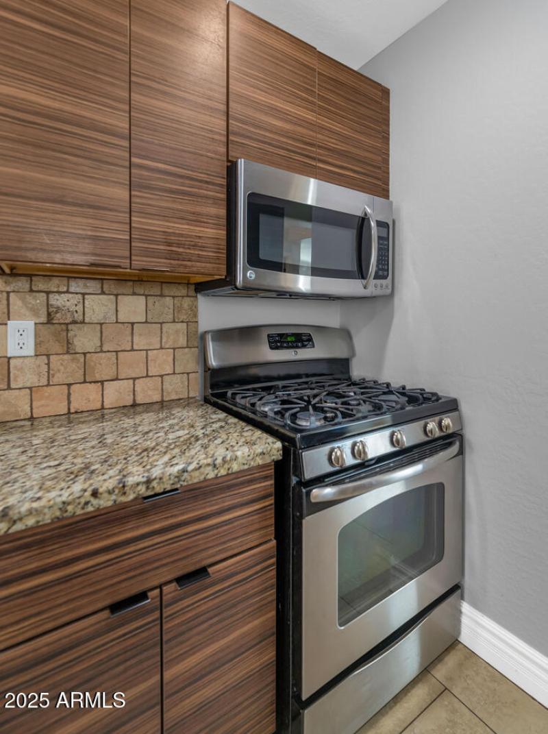 846 E Ocotillo Rd-large-018-032-846 E Oc