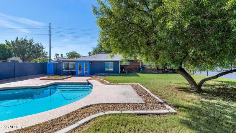 846 E Ocotillo Rd-large-035-015-846 E Oc