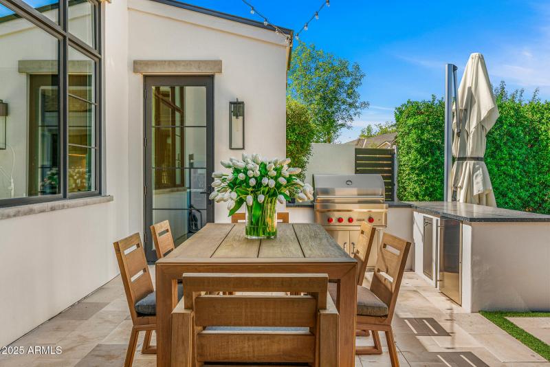 49outdoor dining and bbq2