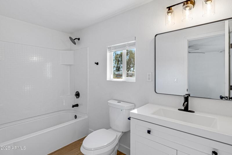 1644 N Desert View Dr-23