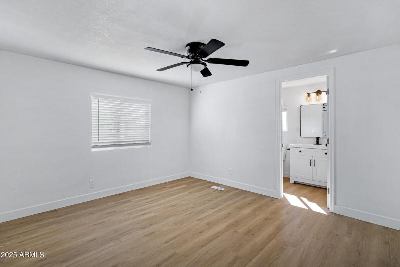 1644 N Desert View Dr-21