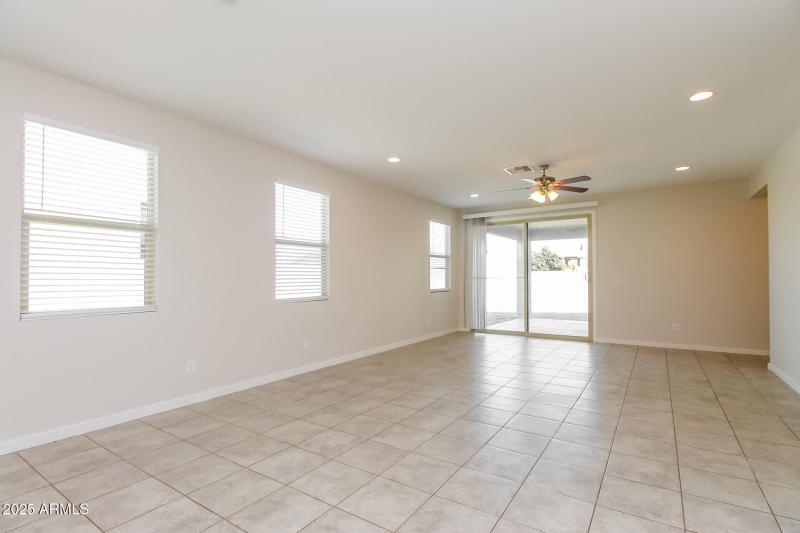 002-photo-living-room-14849471