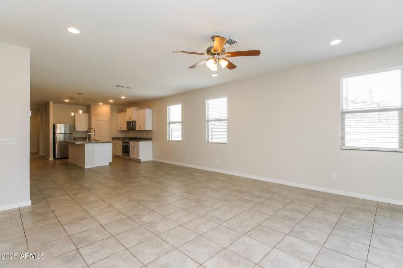 007-photo-dining-room-14849489