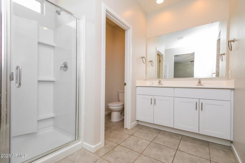 014-photo-main-bathroom-14849476