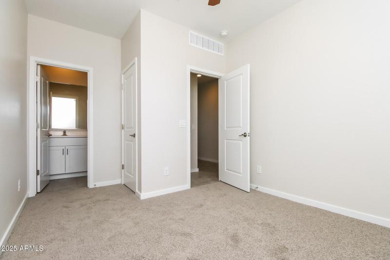 020-photo-bedroom-14849483