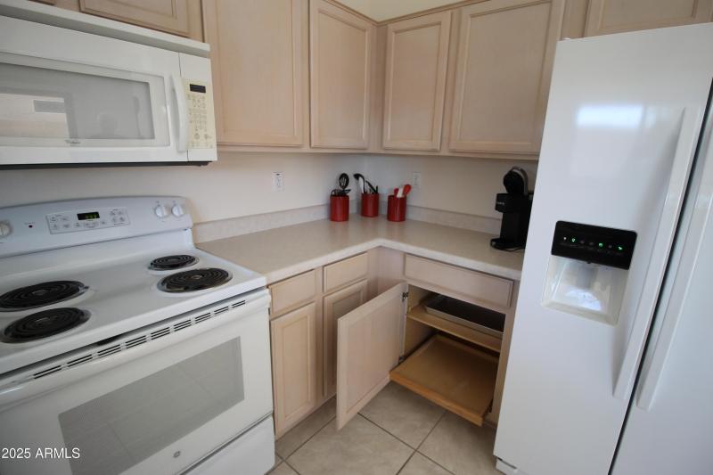 KITCHEN SLIDE OUT IN CABINET