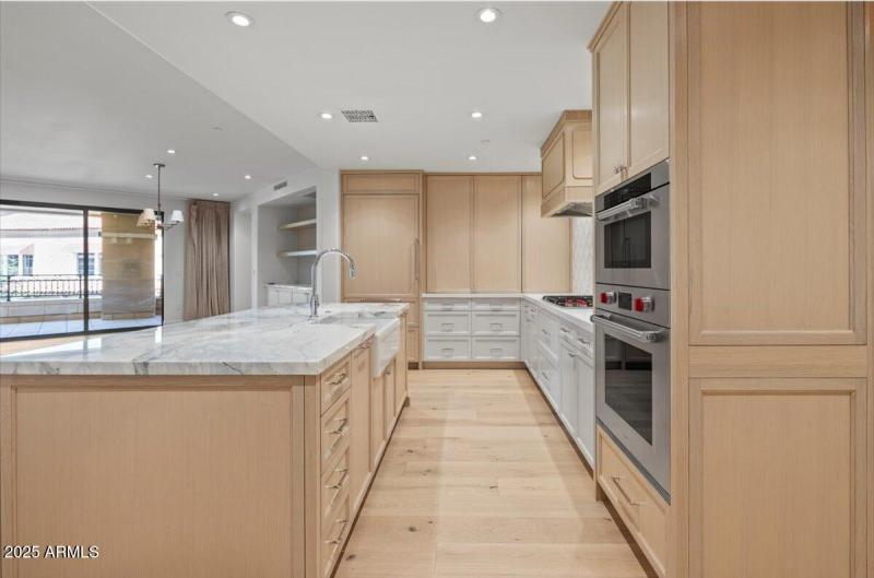 08-7181 E Camelback Rd #301 06