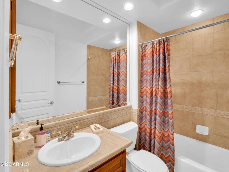 040-2732 E Friess Drive-40