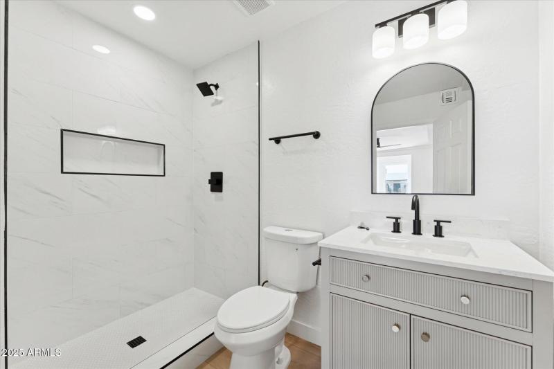 15-013-primary-bathroom