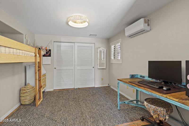 511 N Hemlock Circle Entry Alcove